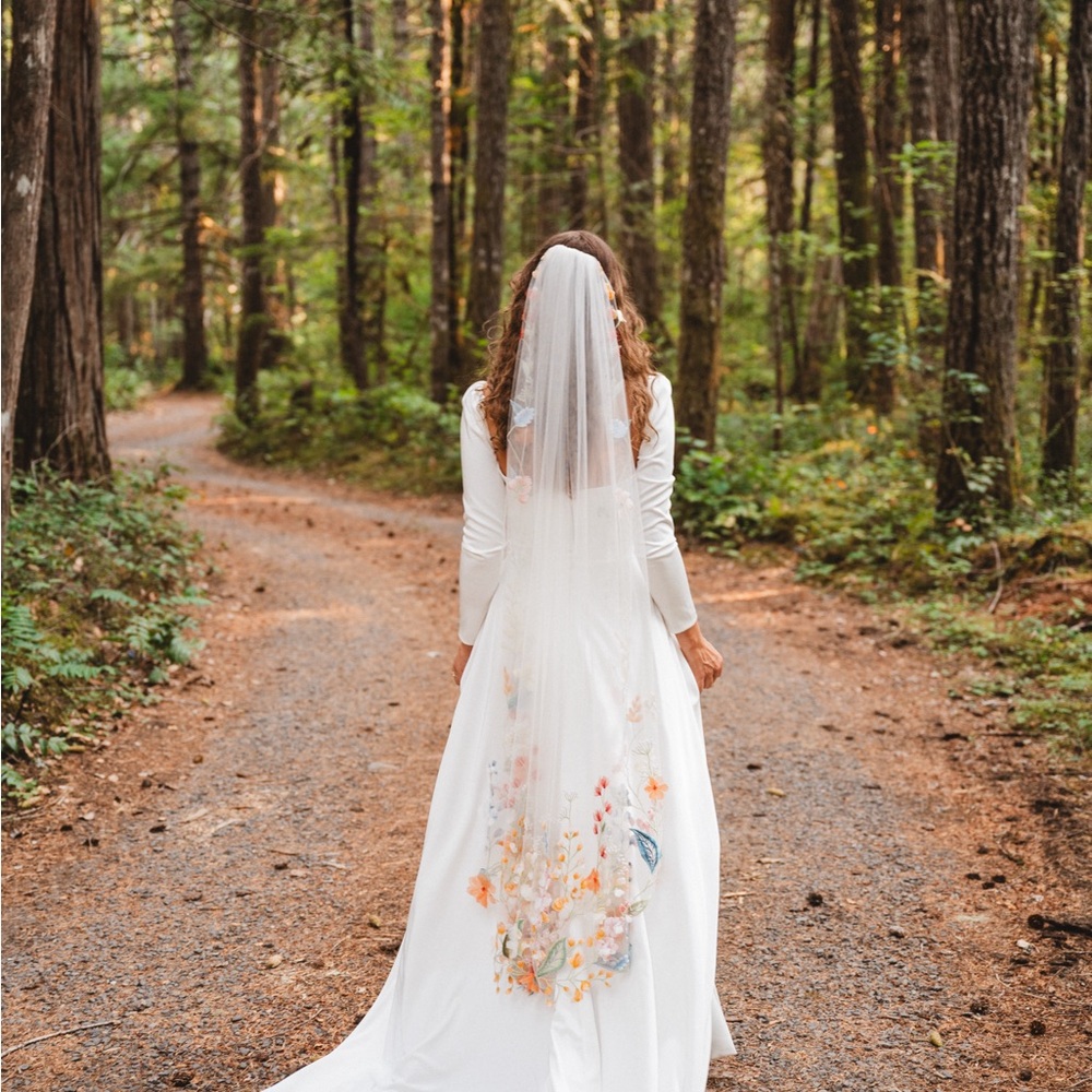 Handmade embroidered veil with silk wildflower embellishments, made in England - Picture 4 of 6